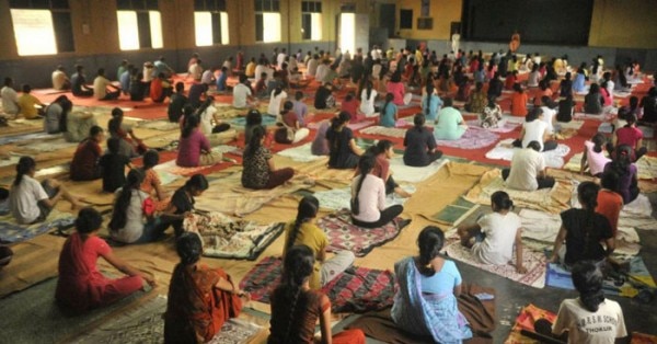 स्पिक मैके के योग सेशन की एक तस्वीर