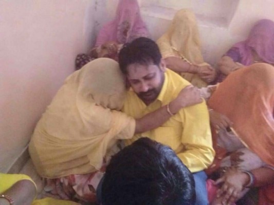 आनंदपाल की मां को ढांढस बंधाते करणी सेना के सुखदेव गोगामेड़ी