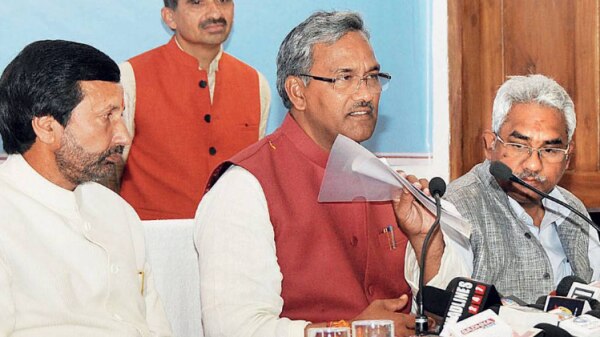 उत्तराखंड के सीएम त्रिवेंद्र सिंह रावत (मध्य) ने सरकार बनते ही घोटाले की जांच का आदेश दे दिया था