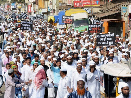 पैगंबर साहब की शान में गुस्ताखी करने वाले कमलेश तिवारी का सर कलम करने की मांग लिए सड़कों पर उतरा मुस्लिम समाज.