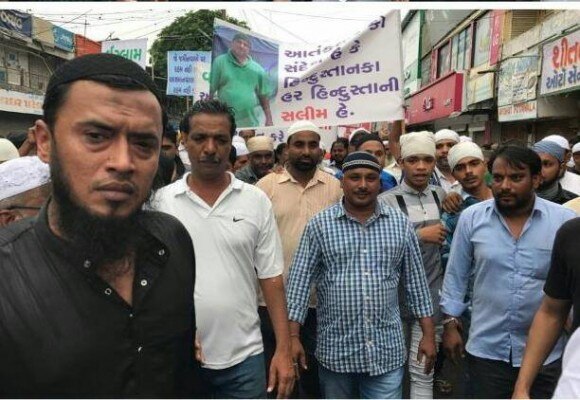 जुलूस के साथ सलीम शेख.