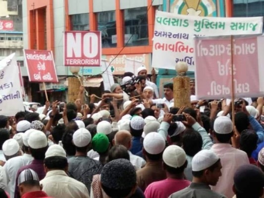 सलीम शेख के शहर वलसाड में इकट्ठा हुआ मुस्लिम समुदाय.