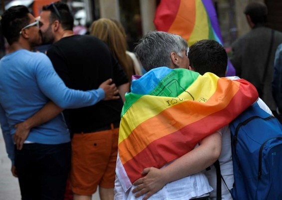 दुनिया भर के शहरों में 'गे प्राइड परेड' आयोजित होती हैं, लेकिन LGBT समुदाय के लिए पूर्वाग्रह जस के तस बने हुए हैं. (फोटोःरॉयटर्स)