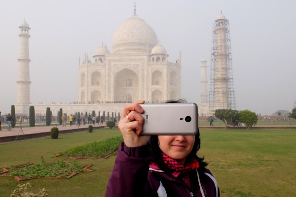 Una-taking-a-selfie-in-front-of-Taj-Mahal