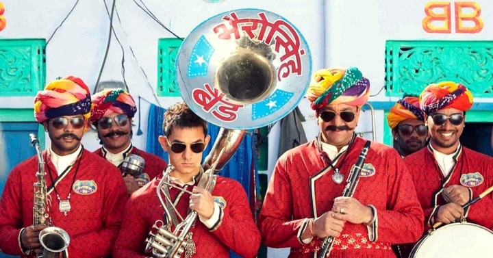 फिल्म पीके में आमिर औऱ संजय दत्त.