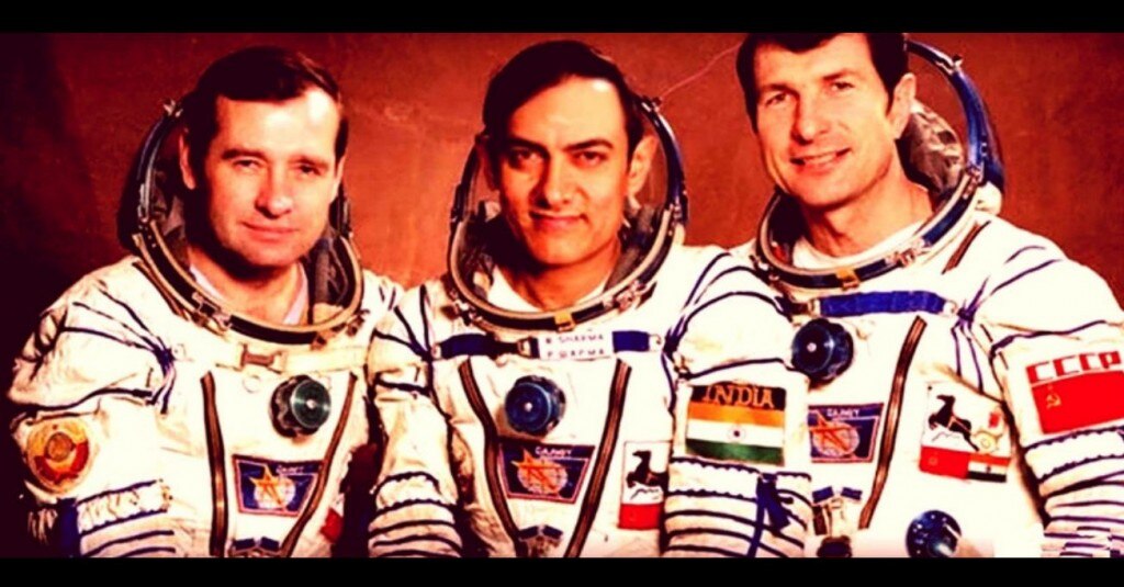 एक फैन मेड चित्र जिसमें राकेश शर्मा के स्थान पर आमिर नजर आ रहे हैं. बाकी दोनों वे ही सोवियत नागरिक हैं जो राकेश के साथ अंतरिक्ष में गए थे.