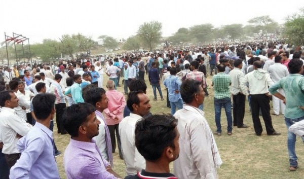आनंदपाल के एनकाउंटर के बाद सांवराद गांव में श्रद्धांजलि सभा हुई. इसके बाद वहां पर काफी हिंसा हुई थी. आनंदपाल के एनकाउंटर के बाद सांवराद गांव में श्रद्धांजलि सभा हुई. इसके बाद वहां पर काफी हिंसा हुई थी.