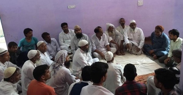 चंद्र प्रकाश को बेल मिलने के बाद जुनैद के घर में इकट्ठा लोग
