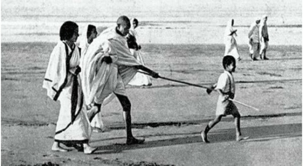 नोटबंदी के बाद भी काला धन जमा किए बंदे को लट्ठ लेकर दौड़ाते बापू