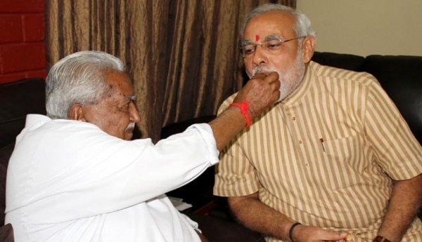 केशुभाई पटेल और नरेंद्र मोदी