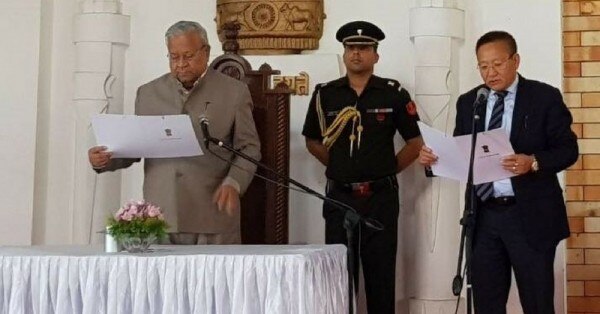 टी आर ज़ीलियांग (दाएं) को शपथ दिलाते नागालैंड के गवर्नर पीबी आचार्य (फोटोःएएनआई)