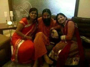 रामदेव की इस तस्वीर को भी समय-समय पर अलग अलग कहानियों के साथ शेयर किया जाता है
