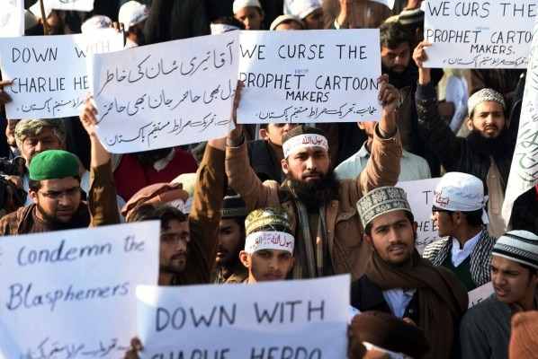 मुहम्मद पैगंबर का कार्टून बढाने का विरोध करते लोग. (Image: Huffington Post)