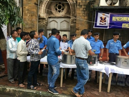 नौसेना ने भी लोगों के लिए खाने के स्टॉल लगाए
