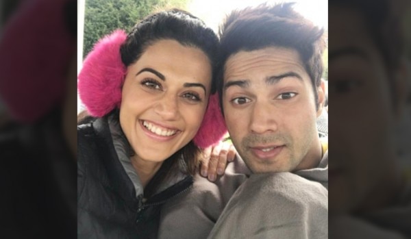 फिल्म 'जुड़वा' के अपने कोस्टार वरुण धवन के साथ तपसी.(Source: twitter)