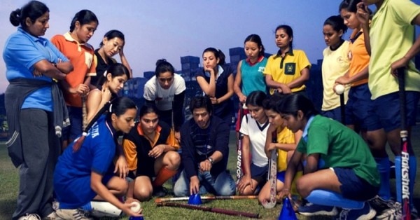 'चक दे इंडिया' के एक सीन में प्लेयर लड़कियों को गेम समझाते हुए कोच कबीर खान. (फोटोः य़शराज फिल्म्स)