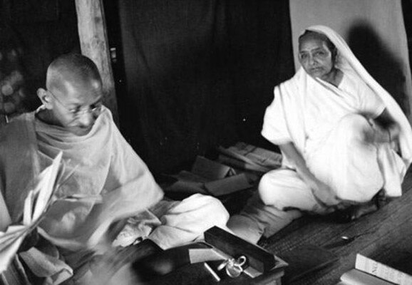 अपनी पत्नी कस्तूरबा के साथ गांधी जी.