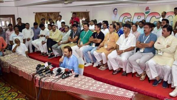 बेंगलुरू में कांग्रेस करवा चुकी है समर्थक विधायकों की परेड