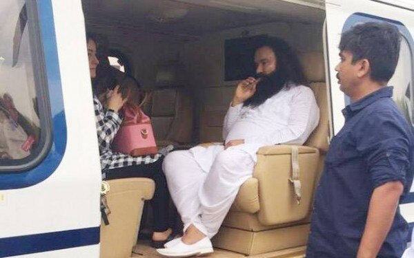 हेलिकॉप्टर से जेल ले जाते वक्त हनीप्रीत गुरमीत के साथ थीं