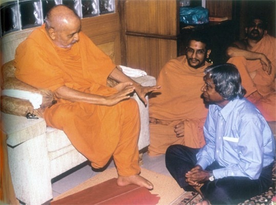 संत के चरणों में अब्दुल कलाम.
