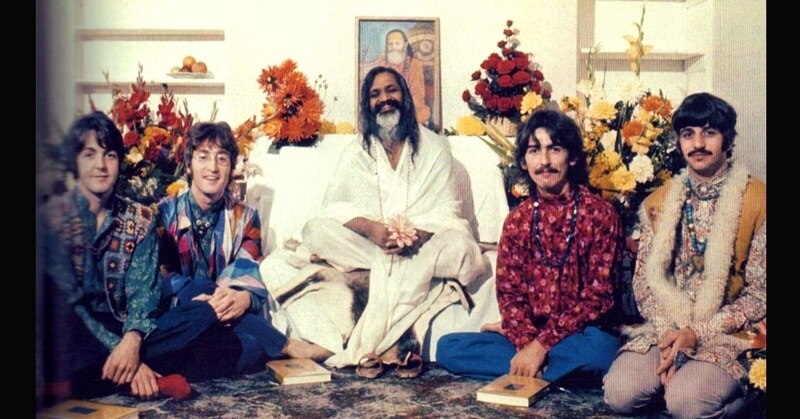 महेश योगी 1968 में इंडिया आए द बीटल्स के सितारों के साथ.