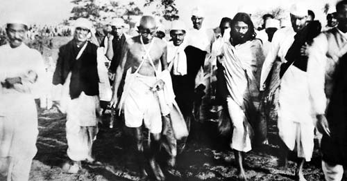 डांडी मार्च के दौरान अपने साथियों और समर्थकों के साथ गांधी जी.