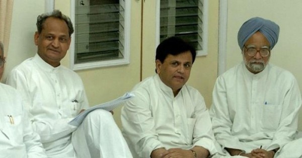 अशोक गहलोत और मनमोहन सिंह के साथ अहमद पटेल