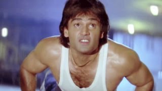 अपनी पहली फिल्म 'बलवान' के एक दृश्य में सुनील शेट्टी.