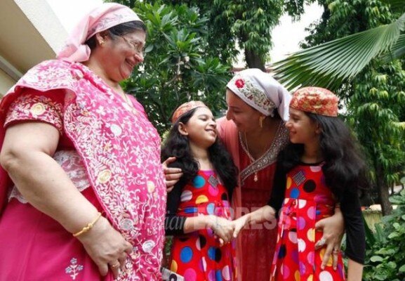 त्योहार की ख़ुशी में पारसी महिलाएं