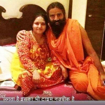बाबा रामदेव एक कैंसर मरीज़ के साथ