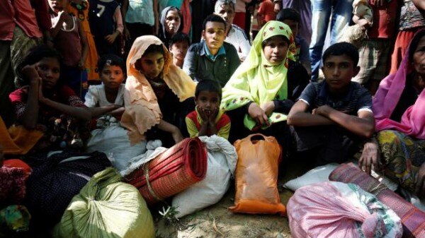पिछले दिनों में रोहिंग्या के म्यांमार छोड़ने की रफ्तरा बढ़ी है. बांग्लादेश बॉर्डर पर कैंप में लिए जाने का इंतज़ार करते रोहिंग्या (फोटोःरॉयटर्स)