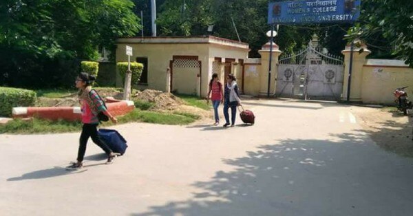 हॉस्टलों में समय की पाबंदी लगाना एक बड़ा मुद्दा रहा है.