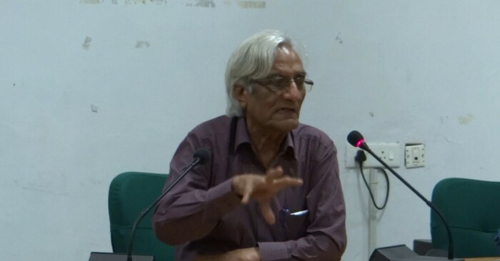 मुखिया कहते हैं कि यह आम ग़लतफ़हमी है कि अयोध्या की बाबरी मस्जिद बाबर ने बनवाई थी. उनके मुताबिक़, बाबरी मस्जिद का ज़िक्र उसके ज़िंदा रहने तक या उसके मरने के कई सौ साल तक नहीं मिलता.