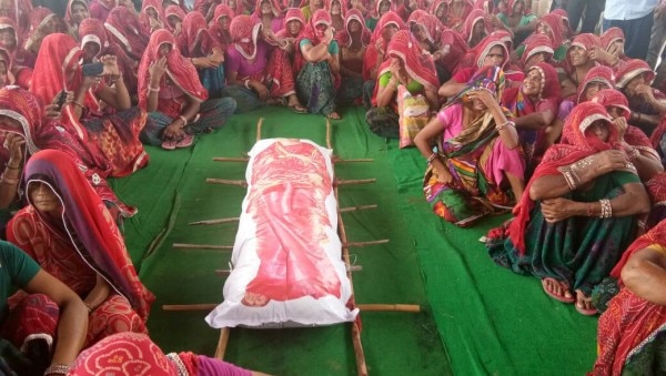 महापड़ाव में वसुंधरा राजे की सांकेतिक अर्थी के पास बैठी महिलाऐं
