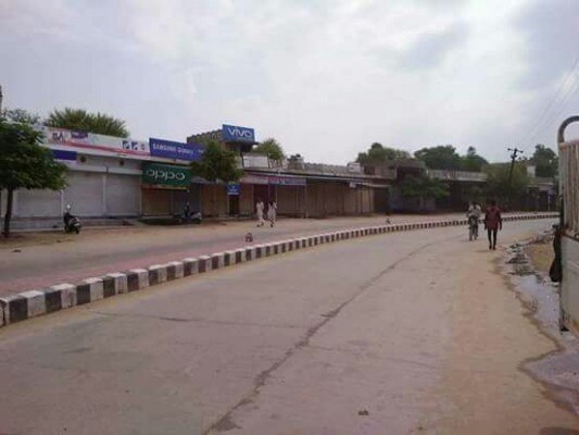 चक्काजाम के चलते खाली पड़ी सड़कें