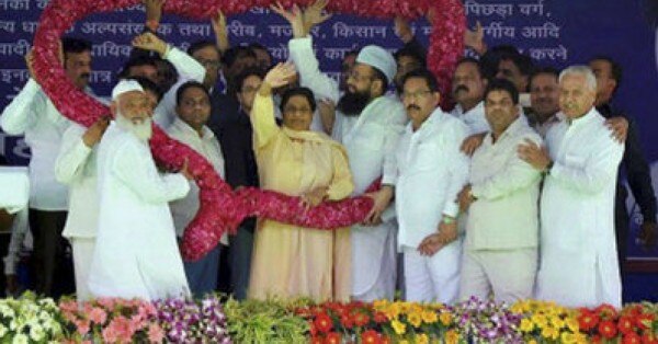 मायावती पहली बार मंच से अपने भाई आनंद और भतीजे आकाश को आम लोगों के बीच लाई हैं.