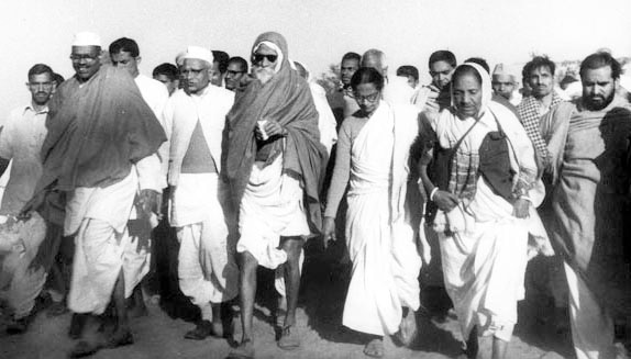 विनोबा ने भूदान कराने के लिए देश भर की पैदल यात्रा की थी (फोटोः एमके गांधी डॉट ओआरजी)