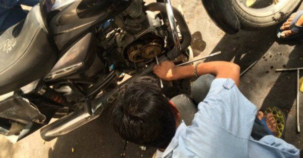 प्लग से बाइक की आत्मा में उतरता इंजीनियर
