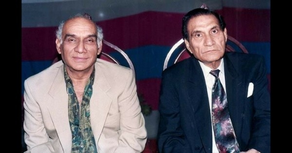 अपने बड़े भाई और मशहूर फ़िल्मकार बलदेव राज चोपड़ा (बीआर चोपड़ा) के साथ यश चोपड़ा.