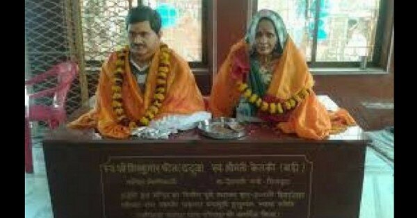 मंदिर में स्थापित ददुआ और उसकी पत्नी की मूर्ति.