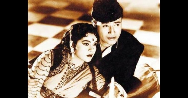 कहा जाता है कि देव आनंद ने सुरैया को सेट पर ही अंगूठी देकर प्रोपोज़ किया था.