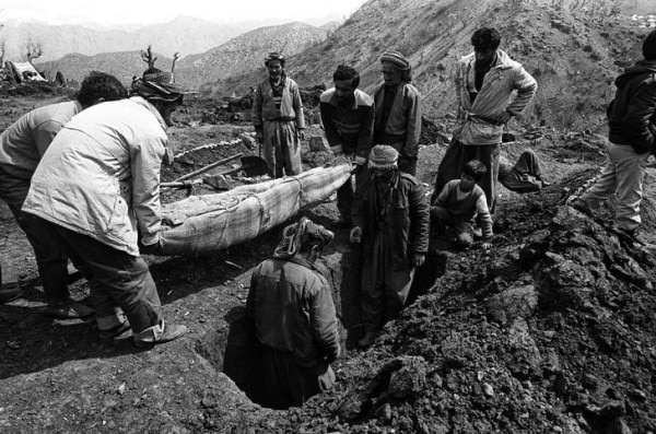 1991 में इराक में ज़ुल्म होने पर कुर्द टर्की के रिफ्यूजी कैंप में रहे. कैंप में कुर्द की मौत होने पर उसे दफनाते हुए. (Photo Reuters)