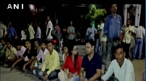 पत्रकारों ने प्रदर्शन कर सीबीआई जांच की मांग की है.