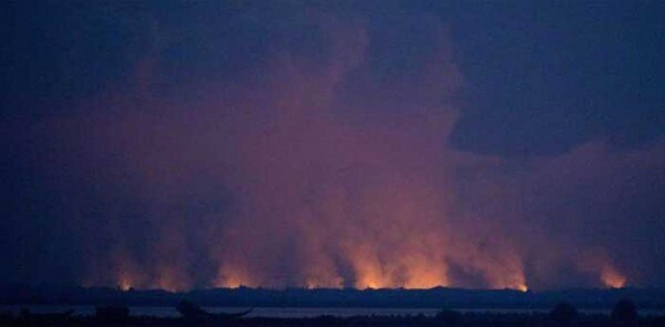 बांग्लादेश से ली गई इस तस्वीर में म्यांमार के अंदर लगी आग और उससे उठता धुआं नजर आ रहा है...