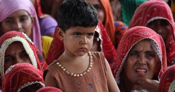 सीकर में महिलाओं के बीच एक बच्ची
