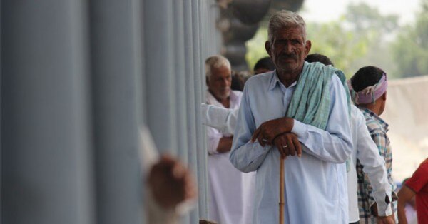 सीकर सब्जी मंडी में एक बुजुर्ग किसान