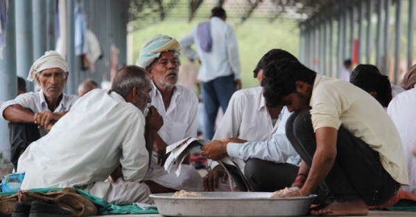सीकर सब्जी मंडी में बैठे बतियाते किसान