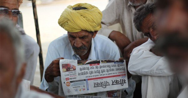 सीकर सब्जी मंडी में अखबार पढ़ता एक किसान