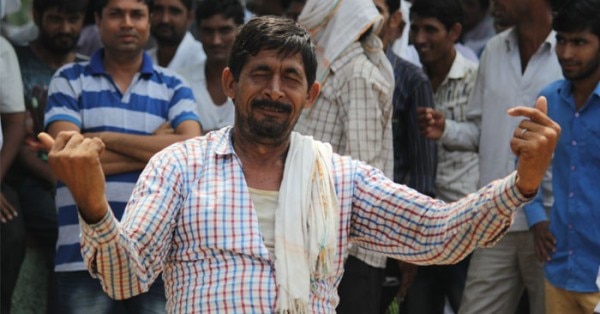 सीकर सब्जी मंडी में नाचता एक किसान