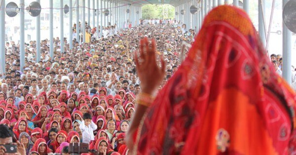 सीकर पहुंची महिलाओं को संबोधित करती एक महिला